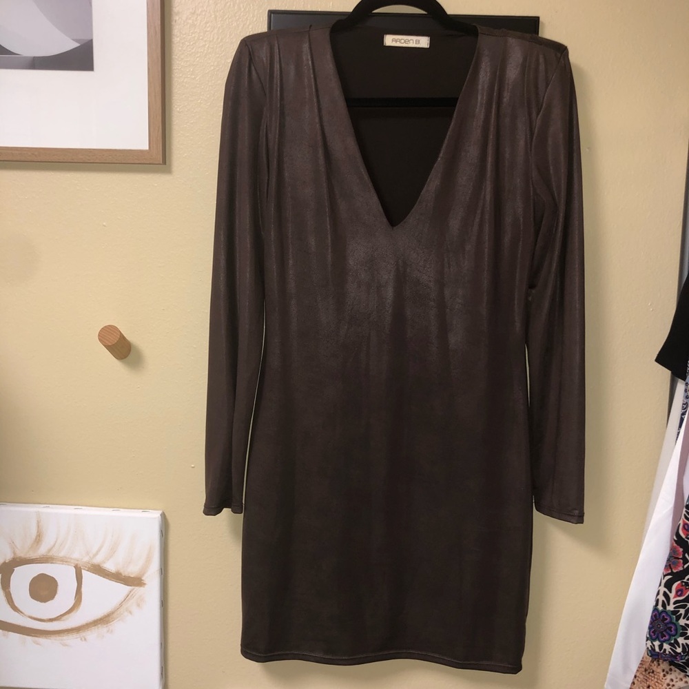 Low V mini dress